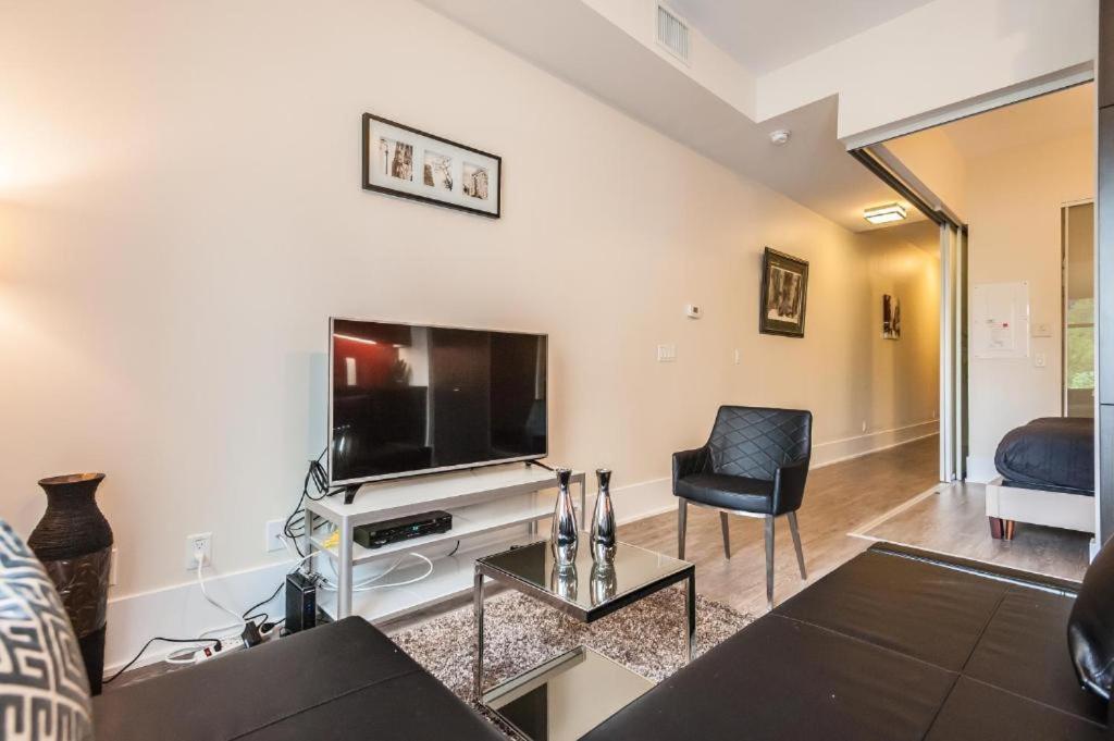 Skyline Suites - Walk To Mtcc, Acc, Rogers Centre & Entertainment District Торонто Екстериор снимка