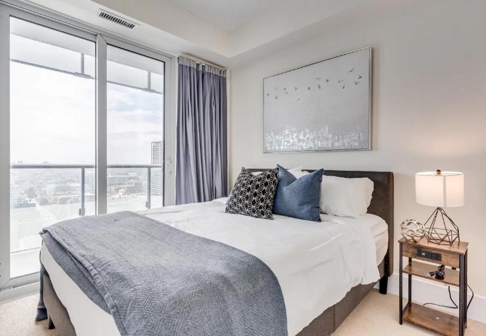 Skyline Suites - Walk To Mtcc, Acc, Rogers Centre & Entertainment District Торонто Екстериор снимка