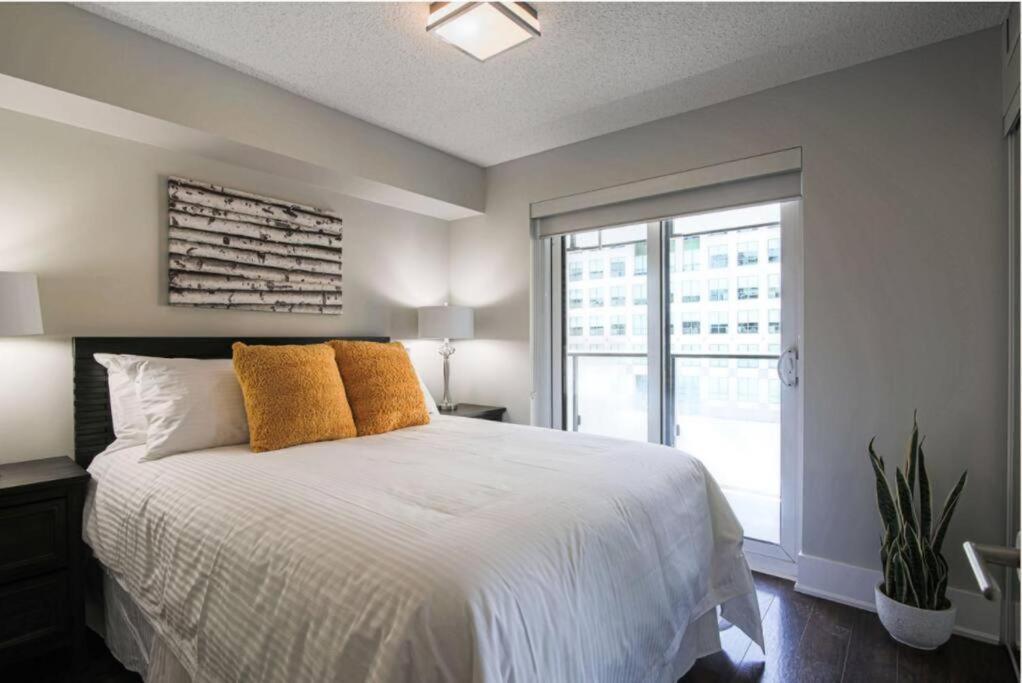 Skyline Suites - Walk To Mtcc, Acc, Rogers Centre & Entertainment District Торонто Екстериор снимка