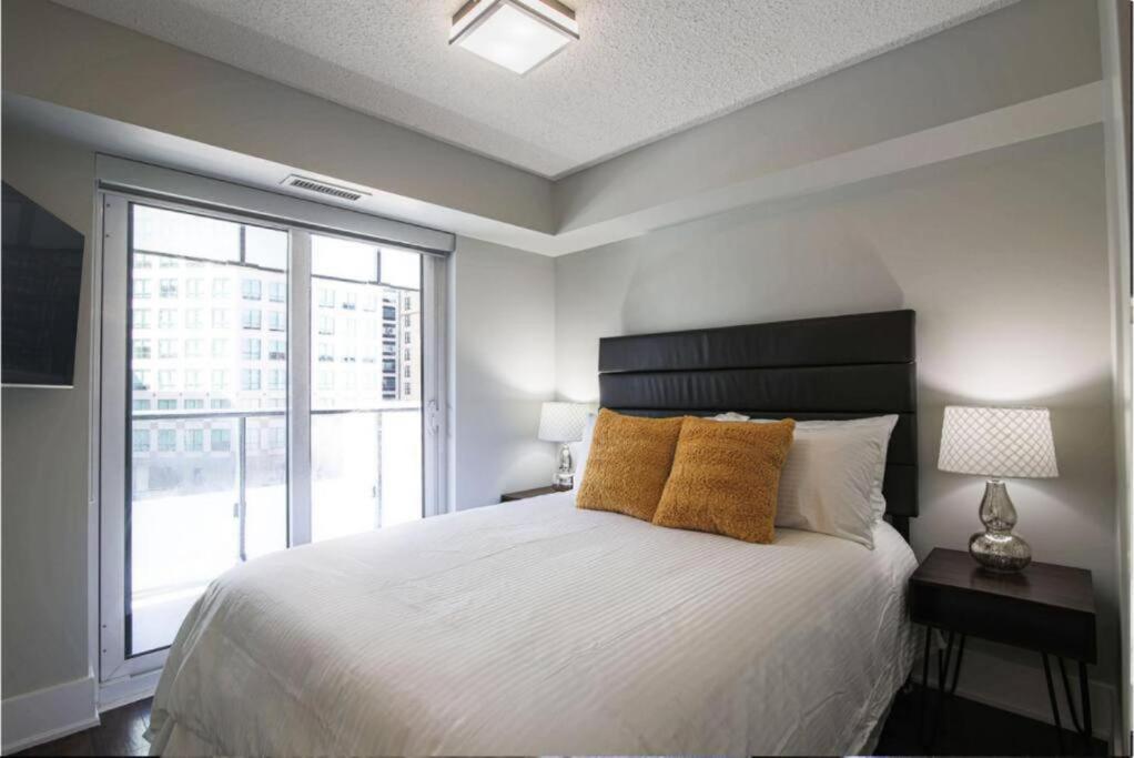 Skyline Suites - Walk To Mtcc, Acc, Rogers Centre & Entertainment District Торонто Екстериор снимка