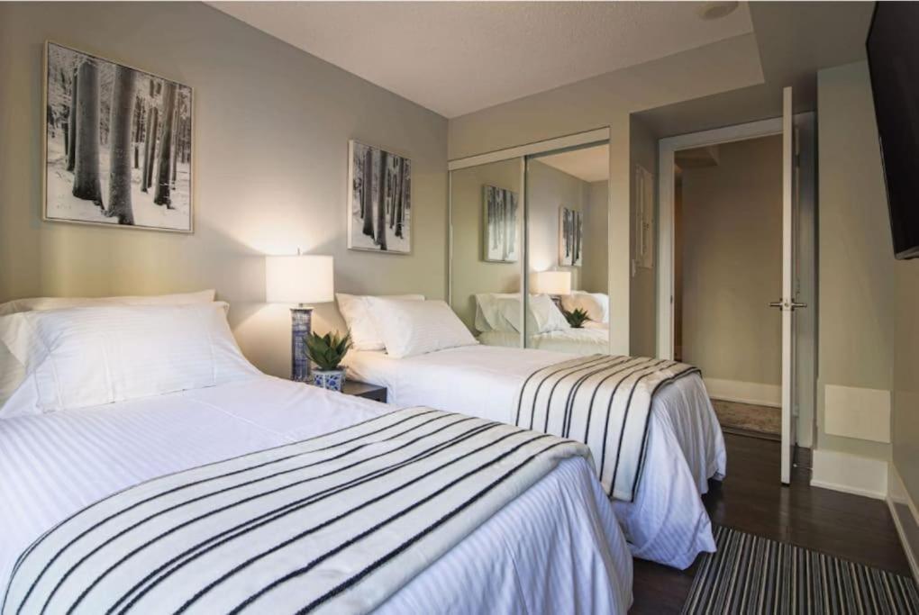 Skyline Suites - Walk To Mtcc, Acc, Rogers Centre & Entertainment District Торонто Екстериор снимка