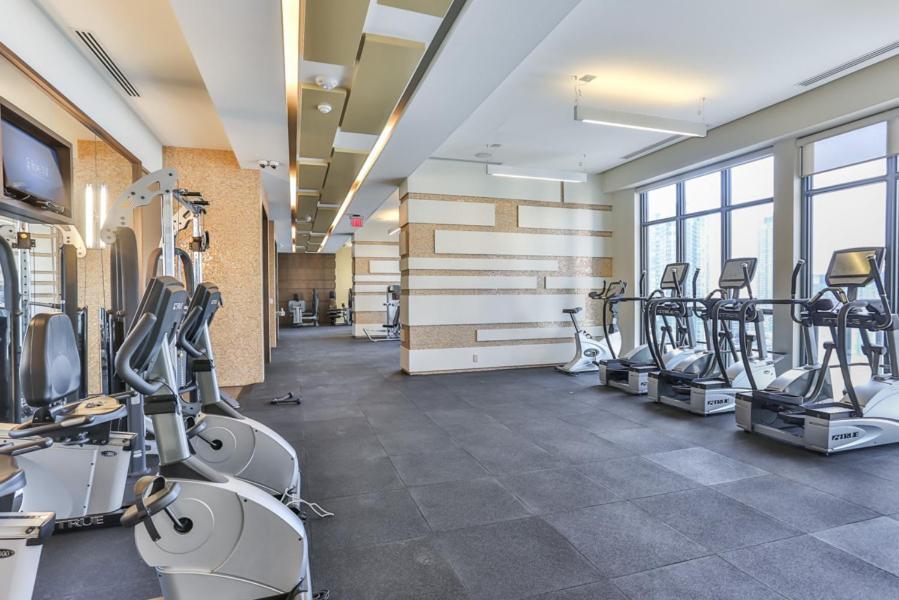 Skyline Suites - Walk To Mtcc, Acc, Rogers Centre & Entertainment District Торонто Екстериор снимка