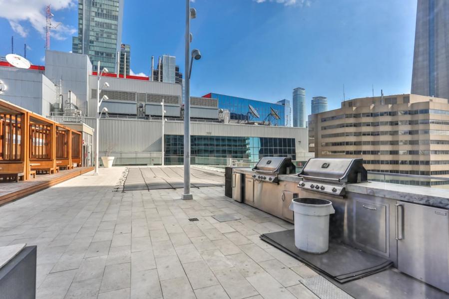 Skyline Suites - Walk To Mtcc, Acc, Rogers Centre & Entertainment District Торонто Екстериор снимка