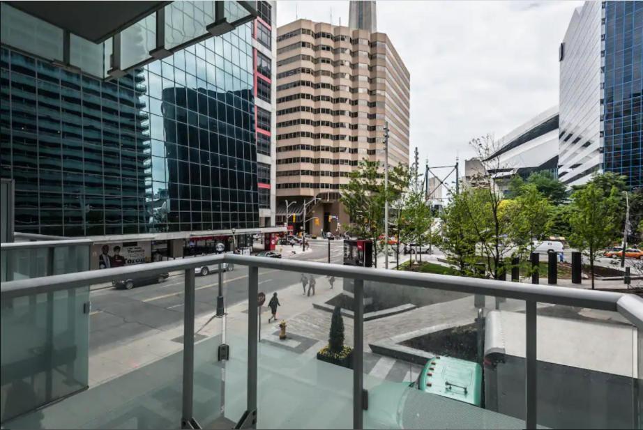 Skyline Suites - Walk To Mtcc, Acc, Rogers Centre & Entertainment District Торонто Екстериор снимка