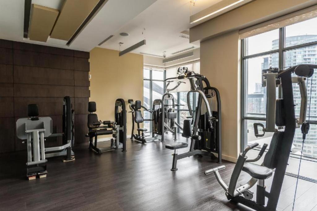 Skyline Suites - Walk To Mtcc, Acc, Rogers Centre & Entertainment District Торонто Екстериор снимка