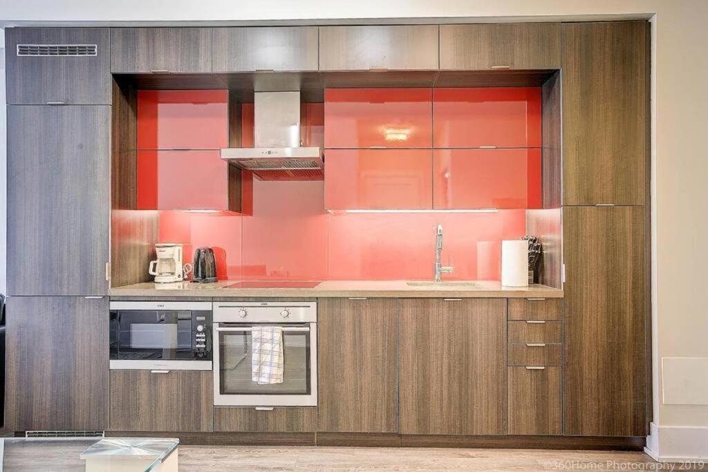 Skyline Suites - Walk To Mtcc, Acc, Rogers Centre & Entertainment District Торонто Екстериор снимка